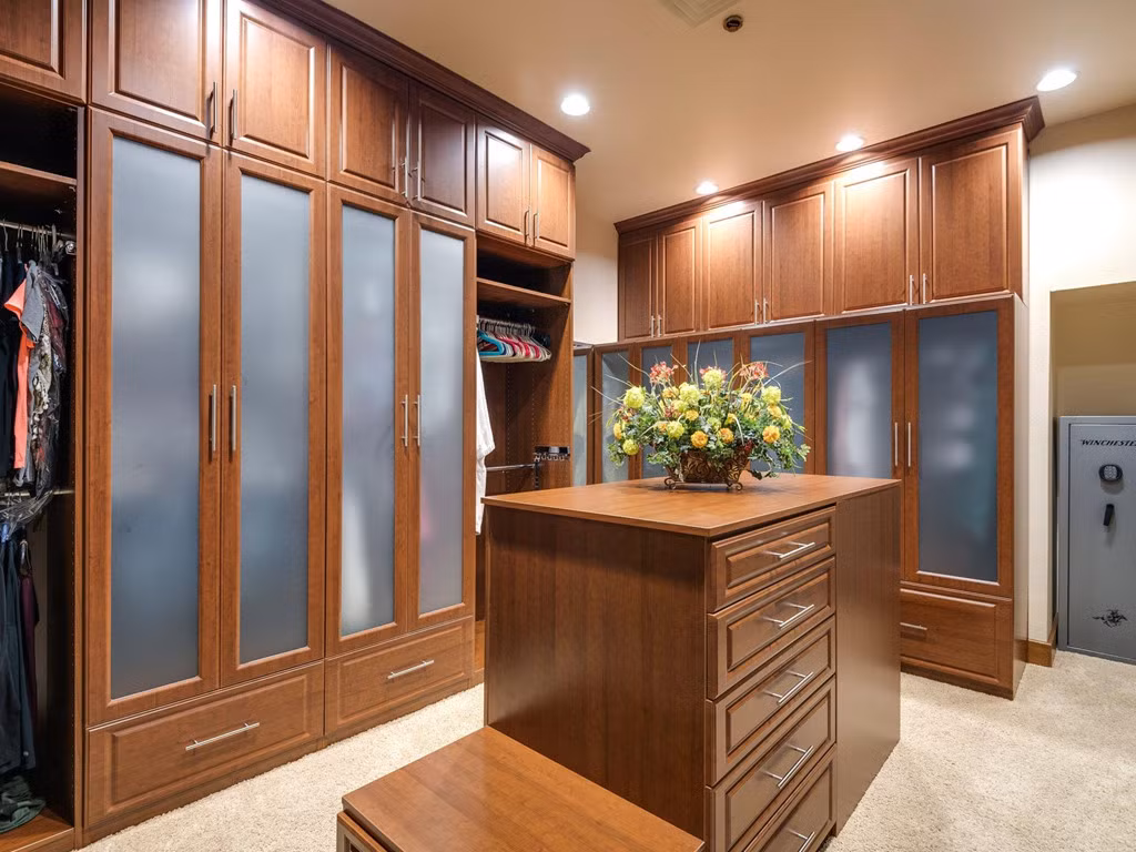 Phòng thay đồ các chi tiết được tối giản đi rất nhiều nhưng độ sáng được đảm bảo với hệ thống ánh sáng trần cùng một giỏ hoa cảnh đặt trên bệ làm điểm nhấn, xoá bỏ đi sự đơn điệu thường có.