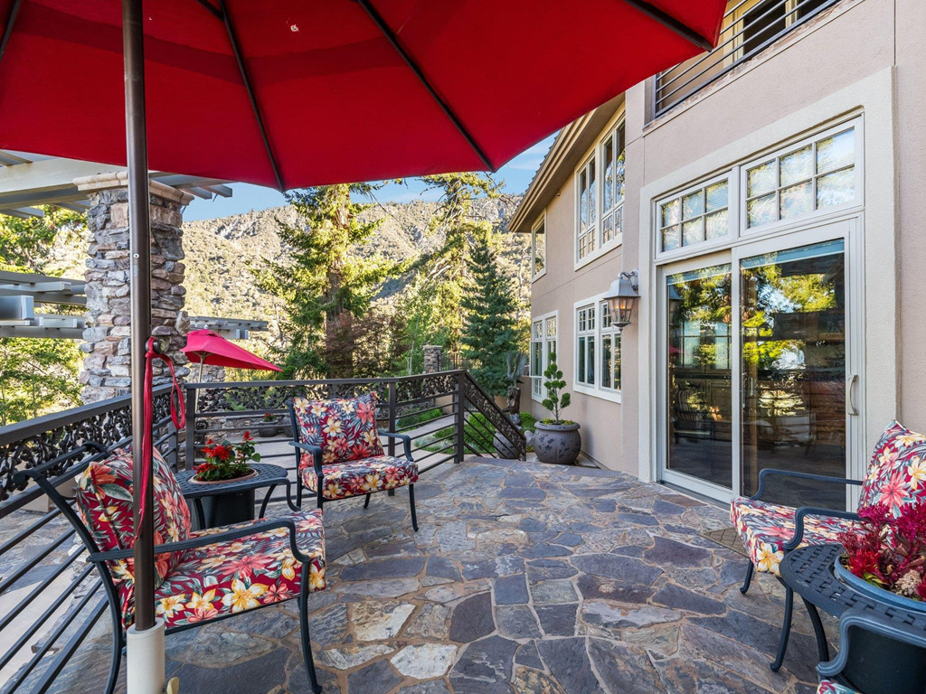 Khu vực bên ngoài được chủ nhà lựa chọn nội thất có hoạ tiết bản to và gam màu nóng, sáng để tạo điểm nhấn giữa núi rừng thiên nhiên, giúp không gian bớt tẻ nhạt.