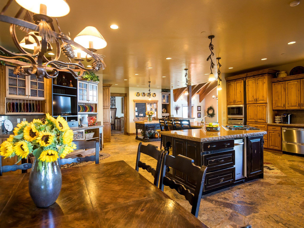 Nội thất bên trong mang đậm phong cách hài hòa thiên nhiên với đá và gỗ là những vật liệu chính được sử dụng cho toàn bộ ngôi nhà.