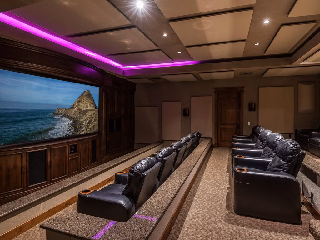 Rạp chiếu phim tại gia dành cho 17 người và hệ thống âm thanh hiện đại.