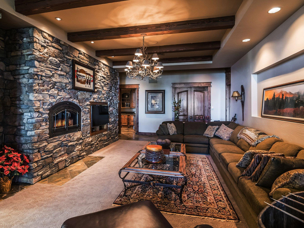 Chủ nhà đặc biệt yêu thích sử dụng lò sưởi, giúp tạo sự liên kết giữa các phòng và xuyên suốt trong toàn bộ căn nhà. Việc khéo léo sử dụng chất liệu da lộn màu nâu trầm, ánh đèn vàng cùng các hoạ tiết thổ cẩm giúp phòng khách không ảnh hưởng bởi cảm giác lạnh lẽo do đá mang lại.