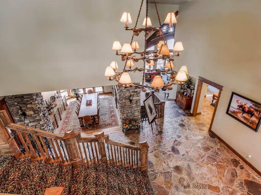 Nhìn từ trên cao, vật dụng được bố trí hợp lý với những chi tiết nhỏ ở những khoảng không gian trống như giá treo tranh, chậu hoa nhỏ hay kệ tủ gỗ góc phòng.