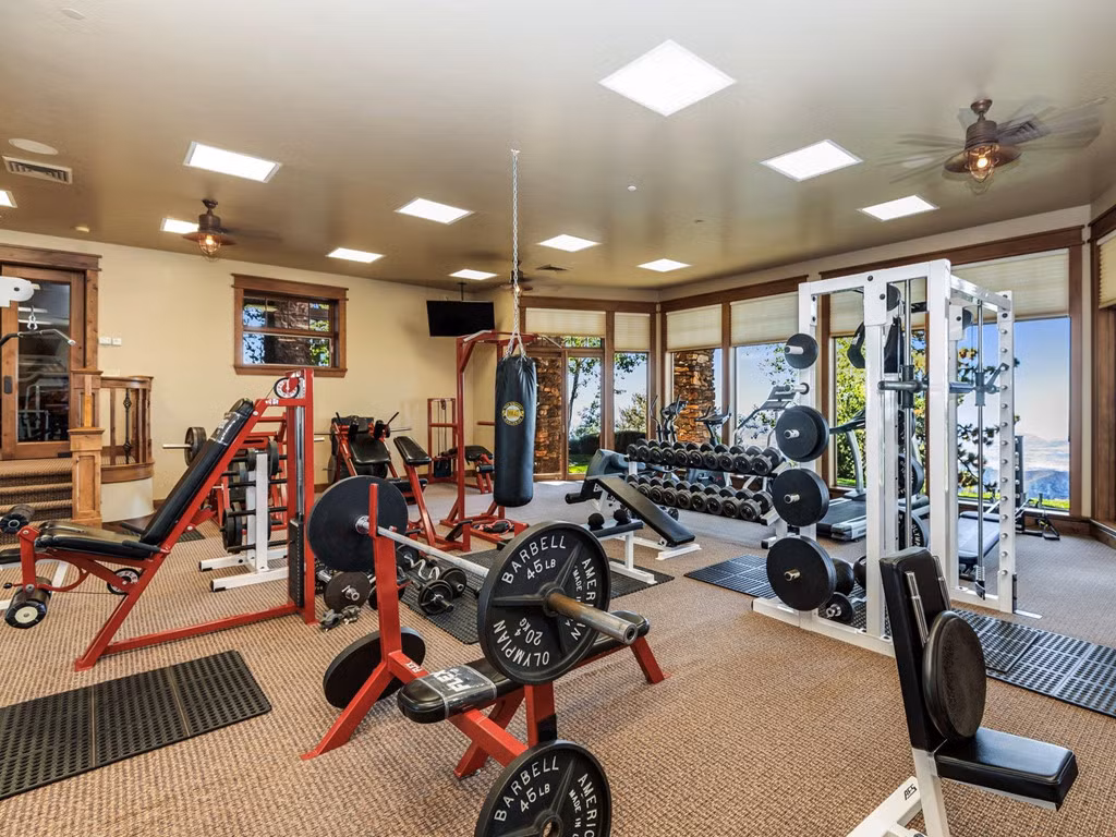 Phòng gym với đầy đủ các trang thiết bị hiện đại với rất nhiều ô cửa sổ xung quanh.