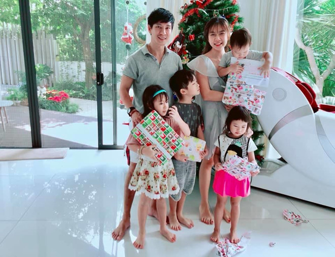 Đã khá lâu kể từ khi chuyển nhà mới, Lý Hải - Minh Hà luôn thể hiện sự vui vẻ, mãn nguyện khi được rời xa trung tâm thành phố, sống tại nơi có nhiều không gian xanh cho các con vui chơi. Rio, Cherry, Sunny và Mio có thể chạy nhảy quanh nhà, buổi chiều đi dạo ở những con đường lớn bao quanh và sống chan hòa với thiên nhiên hơn.