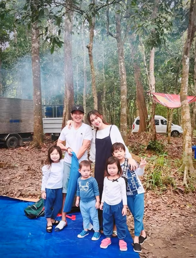 Gia đình Lý Hải trong một chuyến dã ngoại vui vẻ. Chính vì được nuôi dạy như vậy, các con anh đều rất hoạt bát, năng động, ham chạy nhảy và háo hức với những điều mới mẻ.