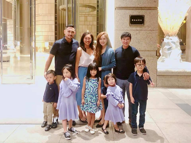 Mỗi khi ra ngoài cùng bạn bè, Lý Hải - Minh Hà luôn đưa đàn con theo cùng. Trong showbiz, gia đình anh được nhiều đồng nghiệp quý mến vì sự gắn kết và luôn tôn trọng giá trị của tình thân.