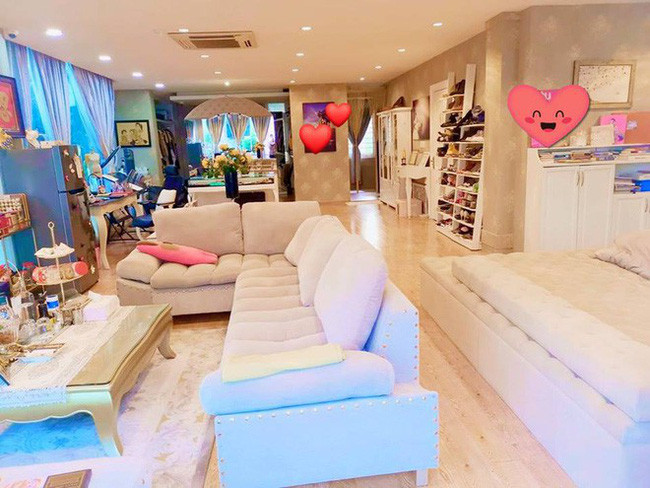 Tầng dưới có diện tích khá lớn được tận dụng làm phòng khách và thông với phòng thư giãn, giải trí. Nơi đây được lát sàn gỗ sang trọng, bày biện nhiều cây hoa đẹp mắt, tinh tế. Với thiết kế dạng mở, không gian trở nên thoáng đãng, sáng sủa hơn. Căn phòng này không quá chú trọng về tông màu chủ đạo nên nội thất có rất nhiều sắc màu rực rỡ như vàng, đỏ, xanh tạo nên vẻ sinh động, vui tươi hơn.