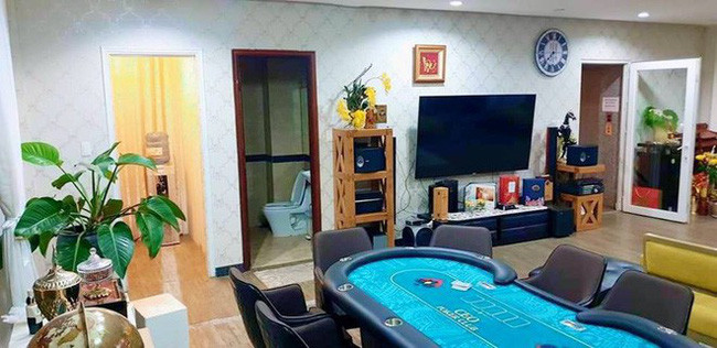 Mới đây, siêu mẫu bất ngờ đăng tải hình ảnh không gian sống sang chảnh của mình trên trang mạng cá nhân, đồng thời thông báo rằng mình đang rất hạnh phúc bên chồng và 4 cô con gái (cả con đẻ và con riêng của chồng). Vũ Thu Phương cùng gia đình đã từng sống trong ngôi nhà này. Tuy nhiên với nhu cầu sống ở một nơi mới nên Thu Phương quyết định cho thuê ngôi nhà.