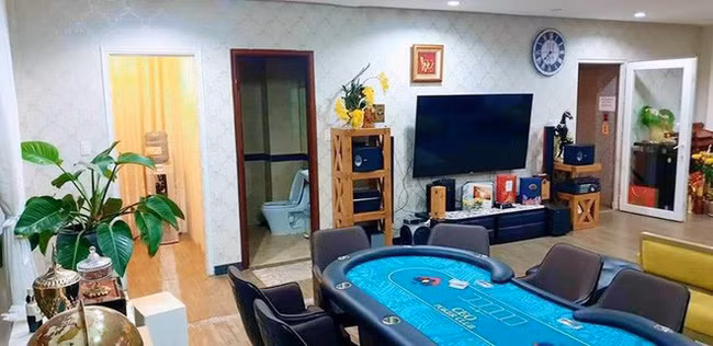 Mới đây, siêu mẫu bất ngờ đăng tải hình ảnh không gian sống sang chảnh của mình trên trang mạng cá nhân, đồng thời thông báo rằng mình đang rất hạnh phúc bên chồng và 4 cô con gái (cả con đẻ và con riêng của chồng). Vũ Thu Phương cùng gia đình đã từng sống trong ngôi nhà này. Tuy nhiên với nhu cầu sống ở một nơi mới nên Thu Phương quyết định cho thuê ngôi nhà.