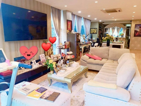 Chồng cô còn đặt một chiếc ghế đu để vợ và các con gái có thể ngồi thư giãn giữa vườn cây hoa, tận hưởng không khí trong lành.Ngoài ra, cô cho biết, căn biệt thự nhà mình còn được lắp đặt hệ thống thang máy và có 3 chốt bảo vệ giữ an toàn tuyệt đối.