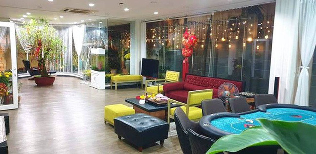 Căn phòng được bày biện rất nhiều đồ trang trí, khung ảnh, lọ hoa. Nội thất tông trắng nâu sang trọng cùng ghế sofa nhung “đắt đỏ”, hiện đại. Nơi đây chính là phòng ngủ của hai vợ chồng, không chỉ có tủ lạnh, bàn ăn mà nàng siêu mẫu còn đặt cả tủ giày hàng hiệu của mình trong này nữa.