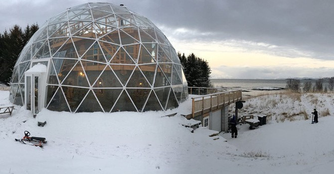 Ngôi nhà của gia đình anh Benjamin Hjertefølger nằm ở đảo Sandhornøya, cách Thủ đô Olso, Na Uy hơn 1.000 km.