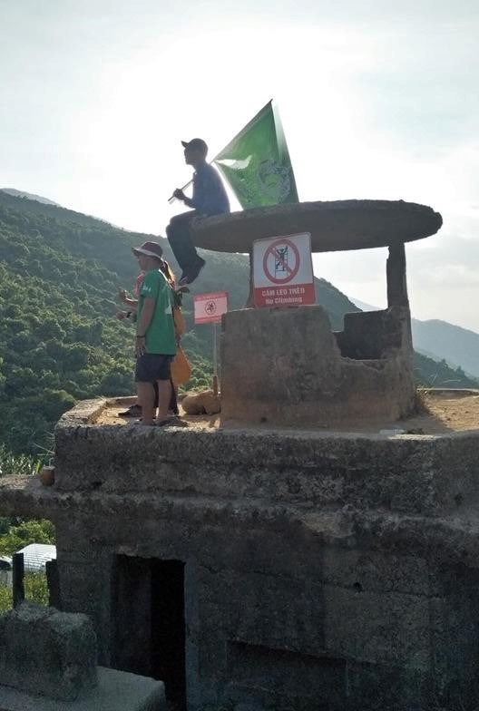 Phan no nhom phuot treo len di tich lich su 'song ao' bat chap bien cam