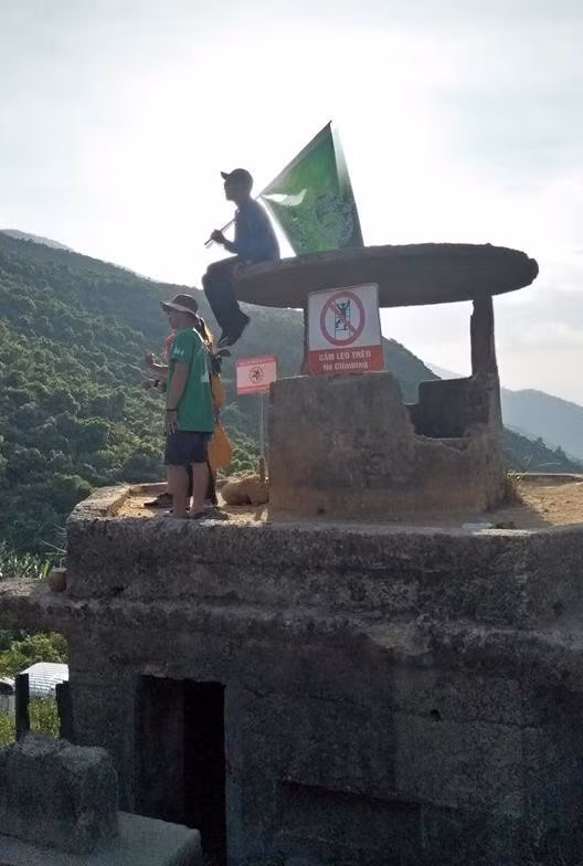 Phan no nhom phuot treo len di tich lich su 'song ao' bat chap bien cam