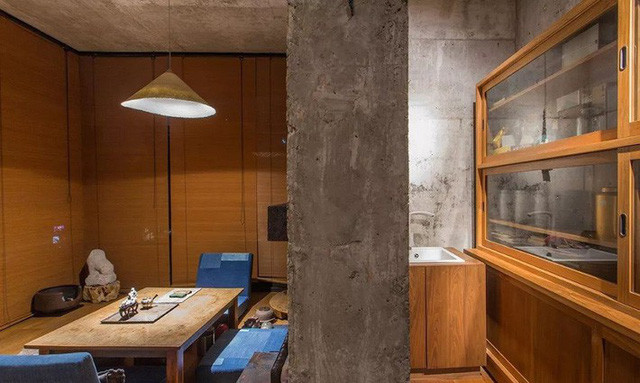 Ngôi nhà được thiết kế thêm những khoảng giếng trời để mang thật nhiều ánh sáng tự nhiên vào bên trong.