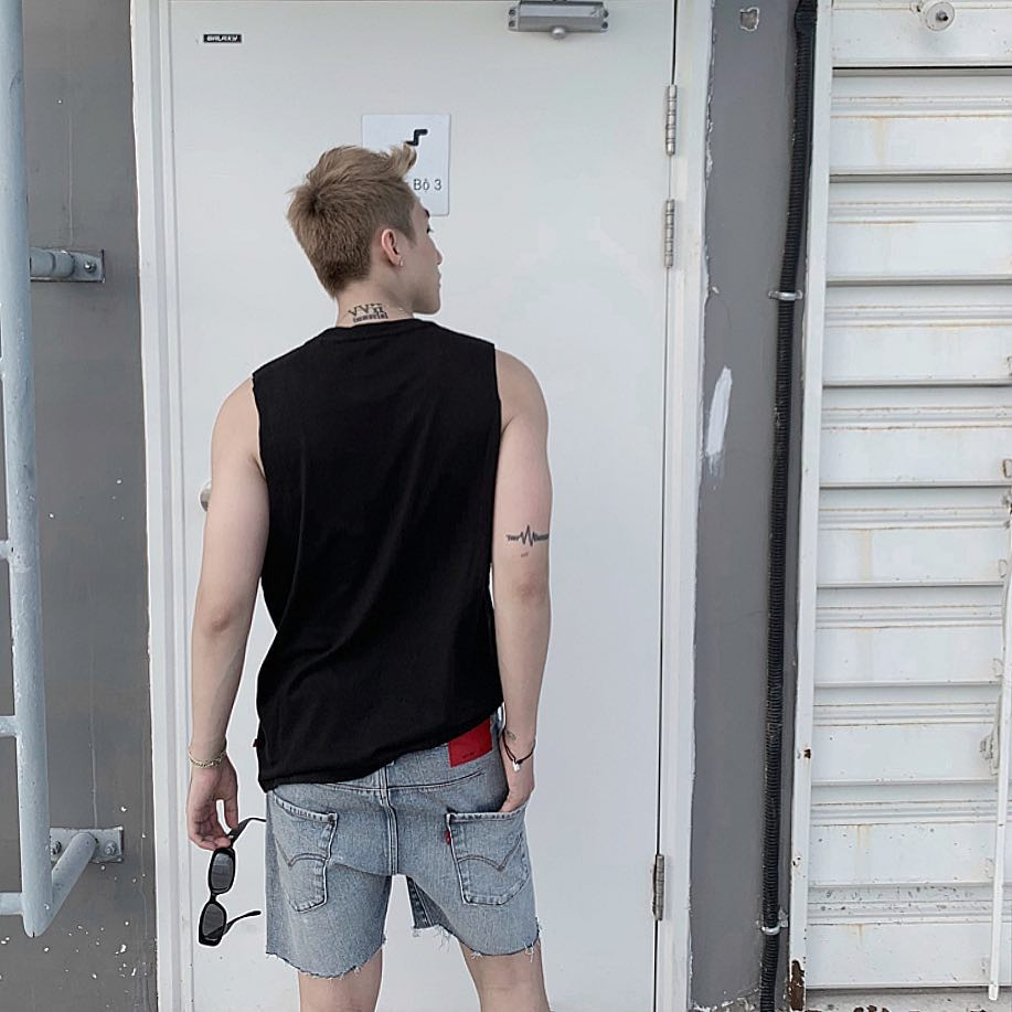 Cánh tay và bờ vai lực lưỡng sau một thời gian tập thể hình.