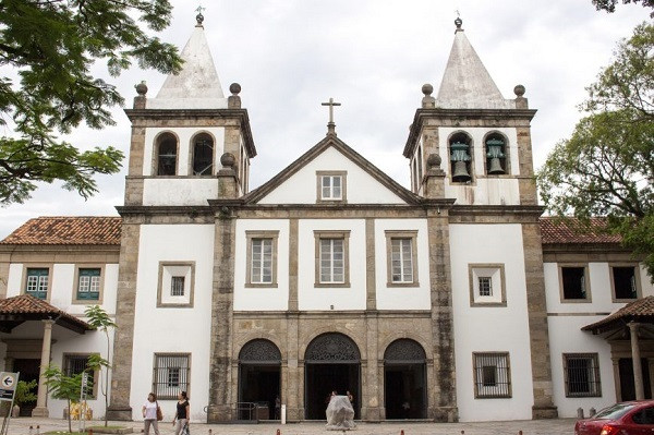 8. Tu viện São Bento (Mosteiro de Sao Bento) Đây là một trong những tu viện đầu tiên ở Rio. Tòa nhà hoàn thành năm 1671 dưới sự chỉ đạo của kỹ sư quân sự Francisco de Frias da Mesquita. Bề ngoài đơn sơ của nó tương phản hoàn toàn với nội thất công phu của kiến trúc thời thuộc địa.