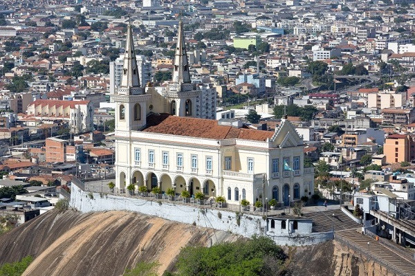 9. Igreja de Nossa Senhora da Penha Nhà thờ công giáo này được xây dựng vào năm 1728 trên đỉnh Morro do Cariri ở Penha. Leo lên 382 bậc cầu thang, du khách sẽ đến được cấu trúc tuyệt đẹp với tầm nhìn ngoạn mục xuống thành phố.