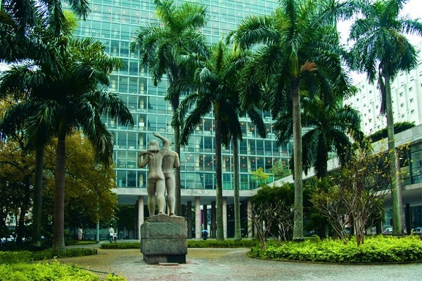 4. Cung điện Gustavo Capanema (Palacio Gustavo Capanema) Đây là một trong những tòa nhà công cộng hiện đại đầu tiên của Brazil được thiết kế năm 1945 bởi Lucio Costa và đội ngũ kiến trúc sư của ông, bao gồm Oscar Niemeyer, Affonso Eduardo Reidy, Carlos Leao, Jorge Moreira, và Ernani Vasconcellos. Dự án được giám sát bởi Le Corbusier, vì thế ông đã kết hợp thêm một số nguyên tắc thiết kế của riêng mình. Đây chắc chắn là một trong những công trình kiến trúc nổi bật nhất gắn liền với lịch sử Brazil.