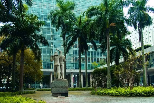 4. Cung điện Gustavo Capanema (Palacio Gustavo Capanema) Đây là một trong những tòa nhà công cộng hiện đại đầu tiên của Brazil được thiết kế năm 1945 bởi Lucio Costa và đội ngũ kiến trúc sư của ông, bao gồm Oscar Niemeyer, Affonso Eduardo Reidy, Carlos Leao, Jorge Moreira, và Ernani Vasconcellos. Dự án được giám sát bởi Le Corbusier, vì thế ông đã kết hợp thêm một số nguyên tắc thiết kế của riêng mình. Đây chắc chắn là một trong những công trình kiến trúc nổi bật nhất gắn liền với lịch sử Brazil.