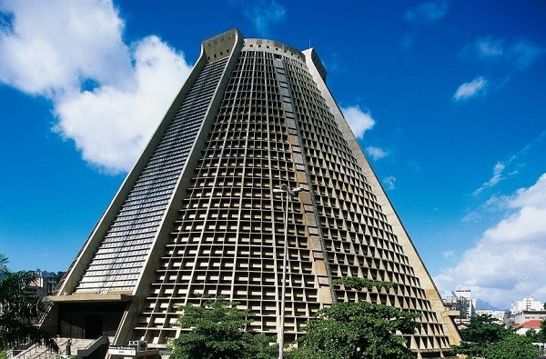 3. Nhà thờ Sao Sebastiao (Catedral de São Sebastião) Được thiết kế bởi Edgar Fonseca vào thế kỷ 20 (1964 – 1979), nhà thờ này mang kiến trúc kim tự tháp của người Maya nhưng hiện đại và tươi mới hơn. Các bức tường nhà thờ chụm lại ở độ cao 75 mét khiến du khách cảm nhận được sự to lớn của tòa nhà. Bốn dãy cửa số kính xếp liền nhau khiến cho bên trong nhà thờ thêm rực rỡ.