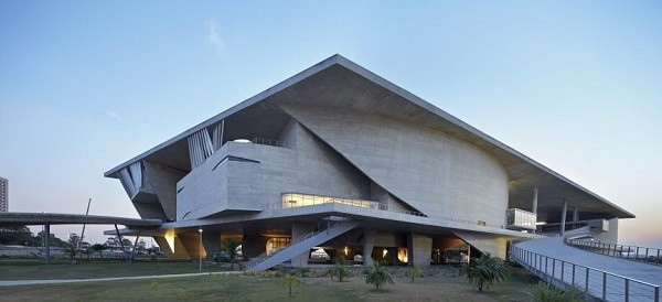 1. Cidade Das Artes Được thiết kế bởi Christian de Portzamparc, Cidade Das Artes nằm ở Barra da Tijuca, một quận mới phát triển gần đây của Rio de Janeiro. Được kì vọng là một biểu tượng công cộng, Khu phức hợp Nghệ thuật này đại diện cho kiến trúc tiêu biểu của Brazil. Những đường nét thiết kế nổi bật và táo bạo tạo du khách cảnh quan tuyệt đẹp.