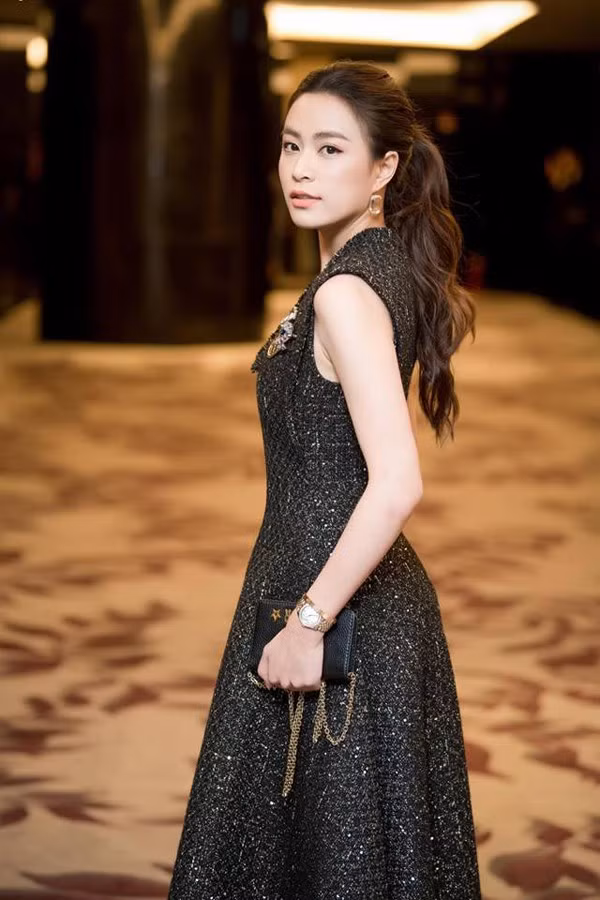  Hoàng Thùy Linh là một cô gái xinh đẹp và đa tài trong làng giải trí phía Bắc. Trước khi xảy ra scandal "clip nóng", cô được giới trẻ yêu mến với vai trò ca sĩ và diễn viên. Cô là thành viên trong nhóm nhạc "Thiên thần" và được người yêu phim truyền hình biết đến qua 2 tác phẩm Đường đời, Nhật ký Vàng Anh. Đặc biệt, vai diễn trong "Nhật ký Vàng Anh" khiến tên tuổi của Hoàng Thùy Linh đến gần hơn với các bạn trẻ lúc bấy giờ.