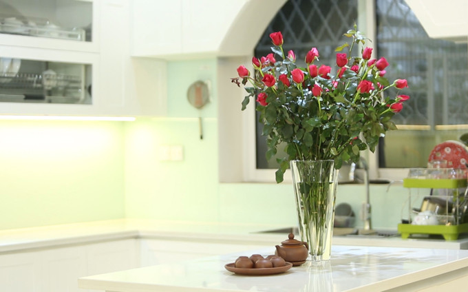 Bộ bàn ghế trắng muốt may bằng chất liệu cao cấp được anh mua từ Tây Ban Nha về. Sau khi giới thiệu biệt thự riêng, Quang Hà còn chia sẻ với Huyền My các dự án nghệ thuật trong năm 2019 của anh.