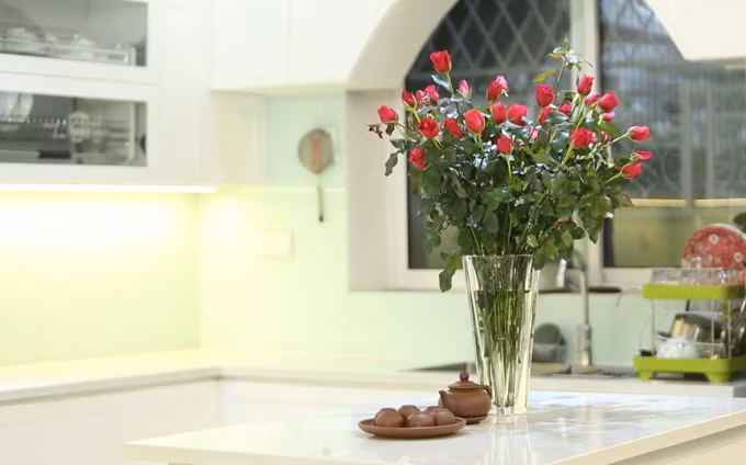 Bộ bàn ghế trắng muốt may bằng chất liệu cao cấp được anh mua từ Tây Ban Nha về. Sau khi giới thiệu biệt thự riêng, Quang Hà còn chia sẻ với Huyền My các dự án nghệ thuật trong năm 2019 của anh.