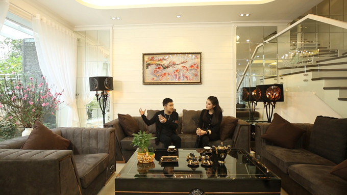 Trước đó năm 2018, Quang Hà từng gây sốc khi chia sẻ đang sở hữu 13 căn nhà ở TP.HCM. Chính vì quá nhiều nhà nên bạn thân là ca sỹ Lệ Quyên hay chọc Quang Hà là ca sỹ "sưu tầm sổ đỏ". Anh thẳng thắn nói: "Tôi muốn kinh doanh thêm bất động sản để có thêm kinh tế. Thế nhưng có vẻ như chưa có duyên lắm khi mua xong mà chưa bán, chưa cho thuê được". Ngoài ra, cuối năm vừa qua, anh cũng chia sẻ chùm ảnh biệt thự gần 20 tỷ mới sửa sang ở Hà Nội.