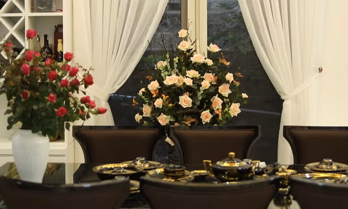 Tâm sự với phóng viên, Quang Hà cho hay anh có được khối tài sản này nhờ vào tích lũy tự thân sau 18 năm ca hát chăm chỉ. "Đó là công sức tôi bỏ ra sau từng ấy năm đi hát. Mỗi đêm nhạc riêng ở phòng trà, tôi hát trên dưới 30 ca khúc, hát đến “long cổ họng”. Nói như thế để thấy rằng công sức mình bỏ ra không hề đơn giản", Quang Hà bộc bạch.