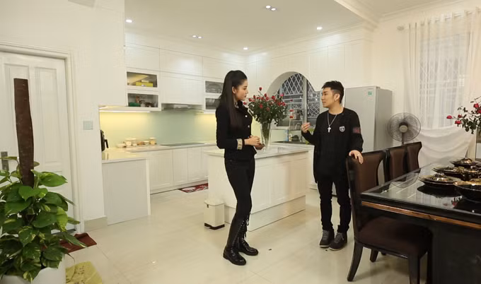 Với thu nhập ở mức cao, ngoài việc đầu tư vào bất động sản, Quang Hà cũng mạnh tay mua sắm hàng hiệu. Dù sở hữu số tài sản nhiều người mơ ước nhưng Quang Hà lại rất giản dị.