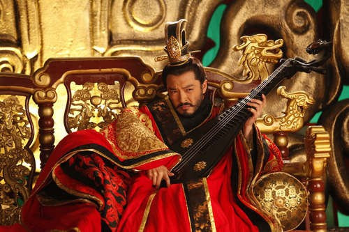 Bi nguoi than hai, vi hoang de Trung Hoa tham vong chet trong cay dang