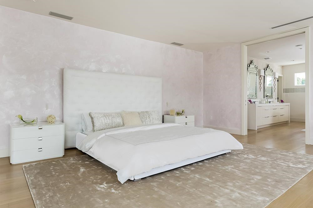 Biệt thự có 2 phòng ngủ chính rộng rãi. Phòng tắm và phòng thay đồ cũng được tích hợp trong đó.