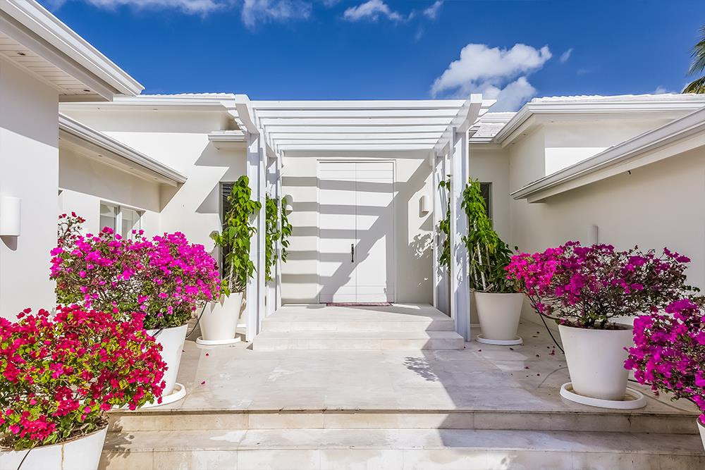 Lối đi trong khuôn viên biệt thự cũng được trang trí bởi các chậu hoa đa dạng.