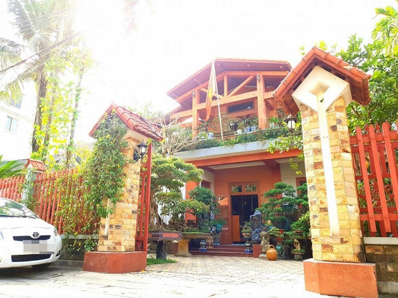 Văn Anh là một người sống khép kín, không thích ồn ào, khoe khoang. Mới đây, nam diễn viên gây bất ngờ khi khoe cơ ngơi đồ sộ của gia đình anh tại Nghệ An.