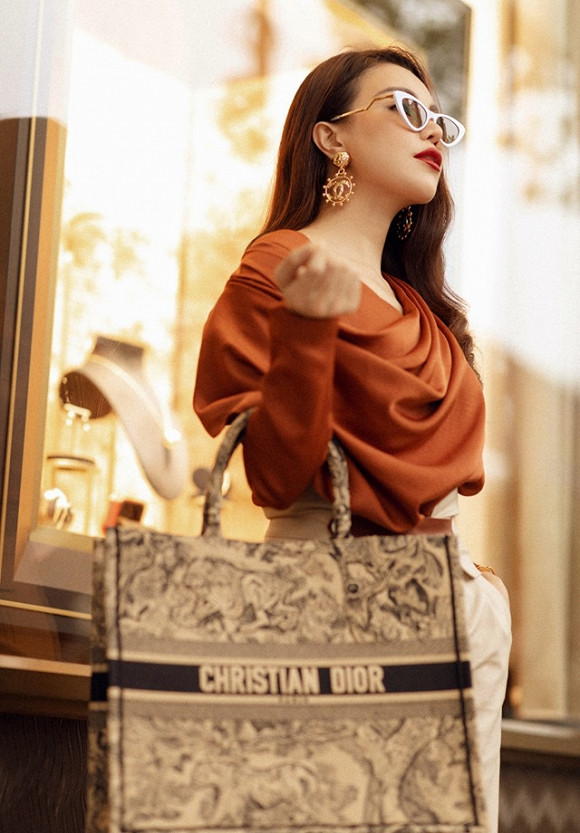 Để làm mới hình ảnh, Trà Ngọc Hằng rất đầu tư về trang phục. Cô thường xuất hiện với hình ảnh rất sang chảnh tại sự kiện cũng như ở đời thường.