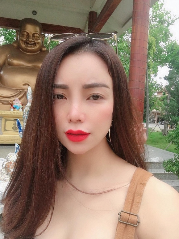 Trước đó, Trà Ngọc Hằng cũng tiết lộ lý do thanh lý đồ vì tủ hết chỗ chứa.