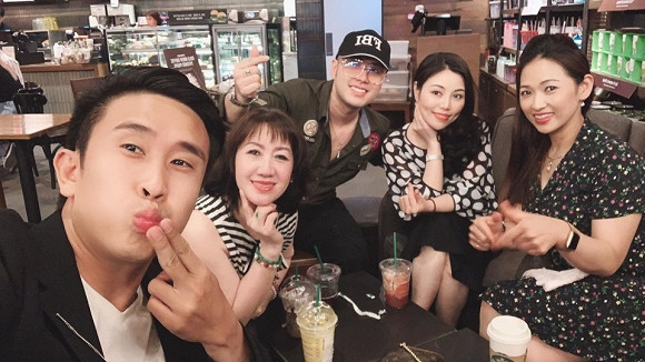 Nam ca sĩ gặp gỡ một số người bạn để bàn cho chương trình sắp tới.