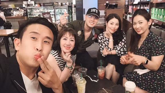 Nam ca sĩ gặp gỡ một số người bạn để bàn cho chương trình sắp tới.