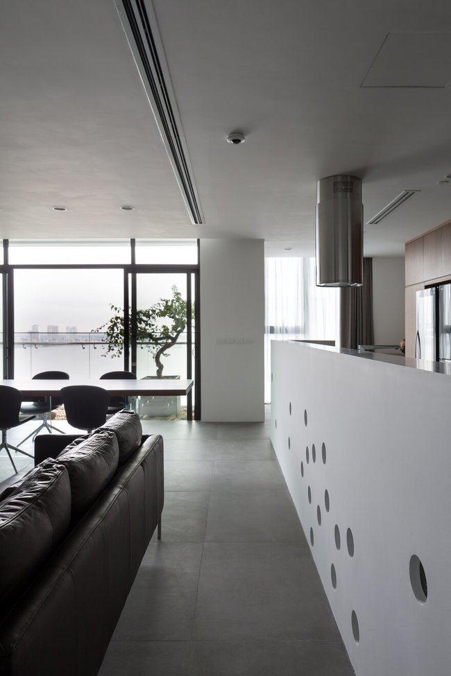 Không gian sống được mở rộng ra rất nhiều sau khi kết nối 2 tầng, vì thế gia chủ có thêm không gian để trồng một số loài cây hay trang trí thêm cho không gian sống.