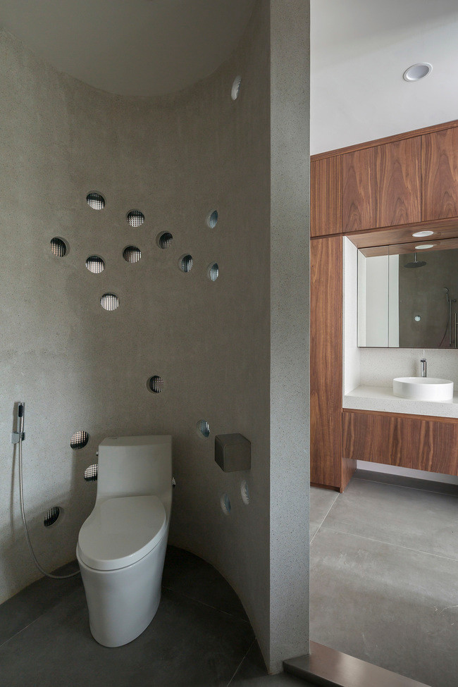 Khu vực nhà vệ sinh bên cạnh phòng tắm.