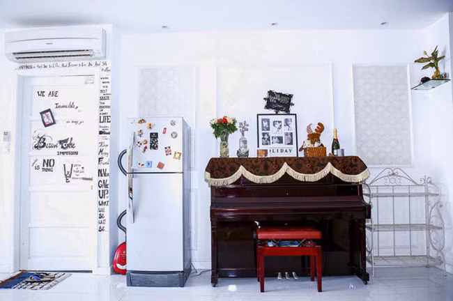 Không phải biệt thự hay chung cư cao cấp, nhưng cơ ngơi ấm cúng được Võ Hoàng Yến sơn màu trắng sáng sủa và mua sắm đầy đủ các tiện nghi cần thiết.