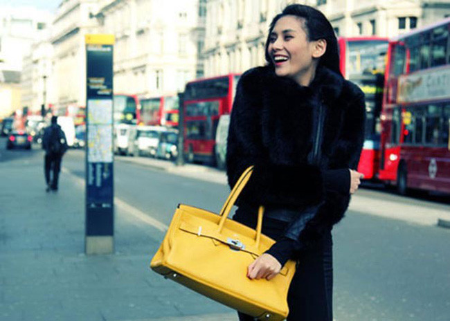 Chỉ sau vài năm mang danh hiệu siêu mẫu và á hậu, Võ Hoàng Yến đã tự tin sử dụng trang phục, phụ kiện hàng hiệu đắt tiền.