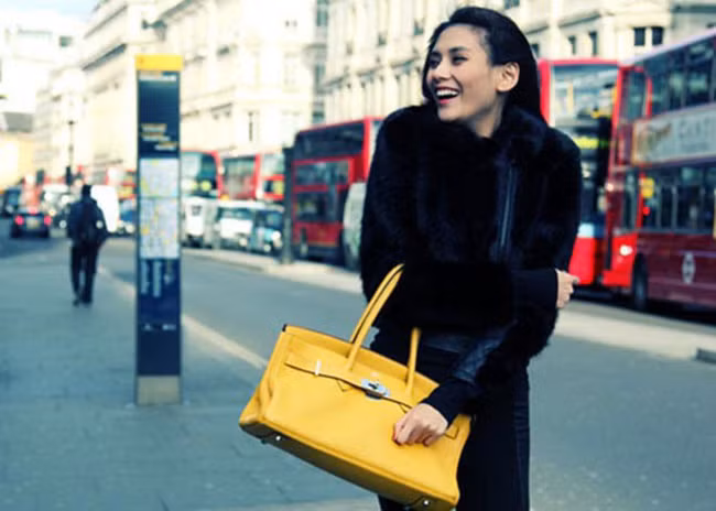 Chỉ sau vài năm mang danh hiệu siêu mẫu và á hậu, Võ Hoàng Yến đã tự tin sử dụng trang phục, phụ kiện hàng hiệu đắt tiền.