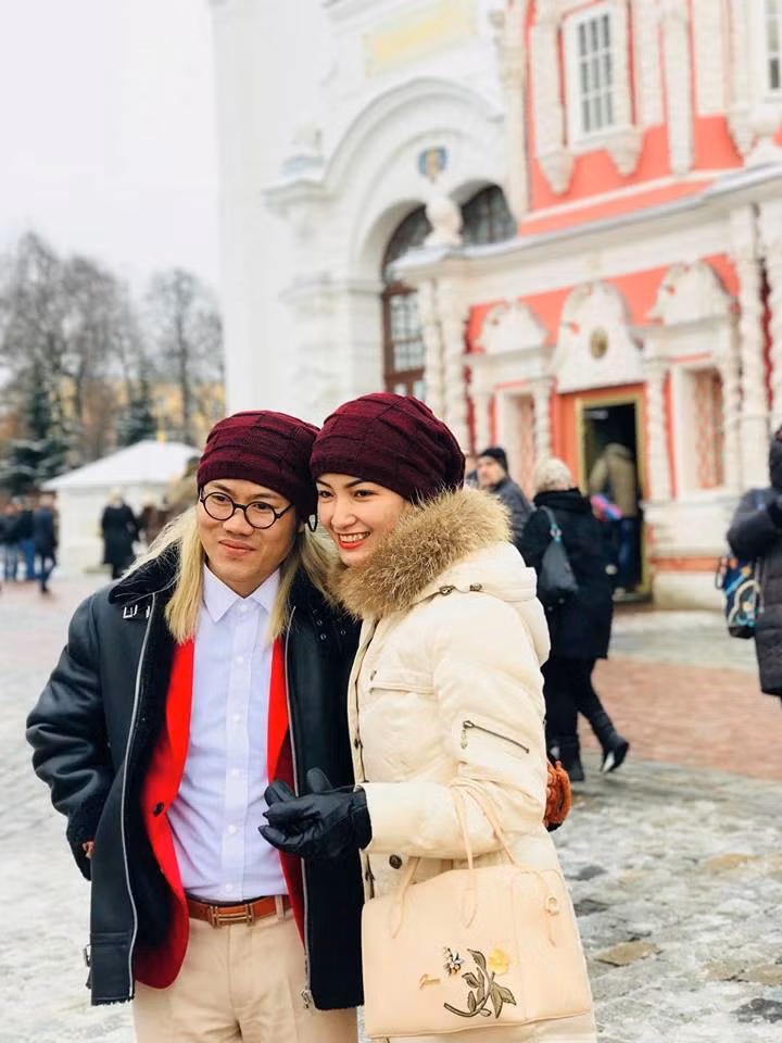 Chính Vượng Râu tự nhận anh còn chưa bù đắp nhiều cho bà xã vì mải mê với công việc. Vậy nên mỗi khi hoàn thiện những show lớn, phải đi diễn ở nước ngoài, anh thường tranh thủ đưa bà xã đi du lịch.