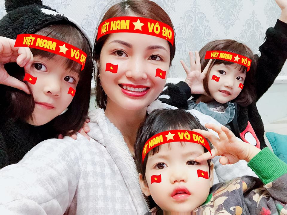 Niềm yêu bóng đá của ông xã lan tỏa sang cả vợ con khi đội tuyển Việt Nam thi đấu ấn tượng tại giải AFF Cup vừa qua.