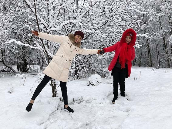 Trong dịp sang Nga, bà xã Vượng Râu thoải mái vui chơi cùng nghệ sĩ Minh Hằng.