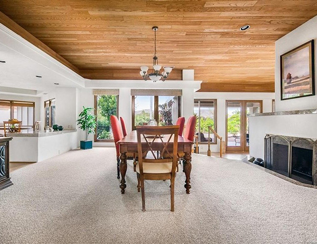 Ngôi nhà nhỏ hơn, được xây dựng vào năm 1980, có giá 2,6 triệu USD, gần 60 tỷ VND. Nội thất của hai ngôi nhà sử dụng chất liệu chính bằng gỗ, mang lại không gian ấm cúng.