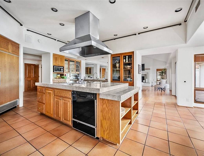 Một nhà bếp được trang bị đầy đủ tiện nghi.